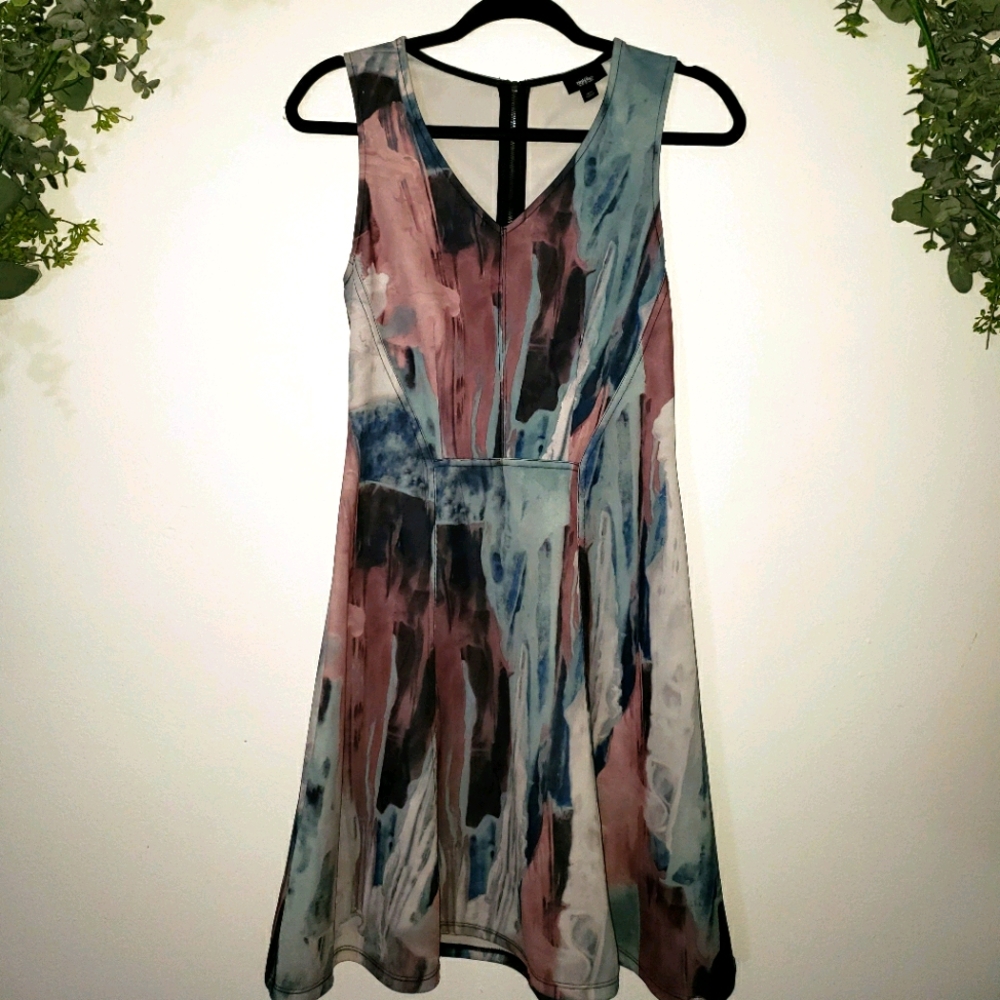 Low knee, sleevless dress